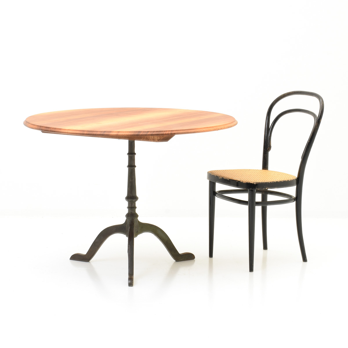 Antiker Bistrotisch, Nussbaum