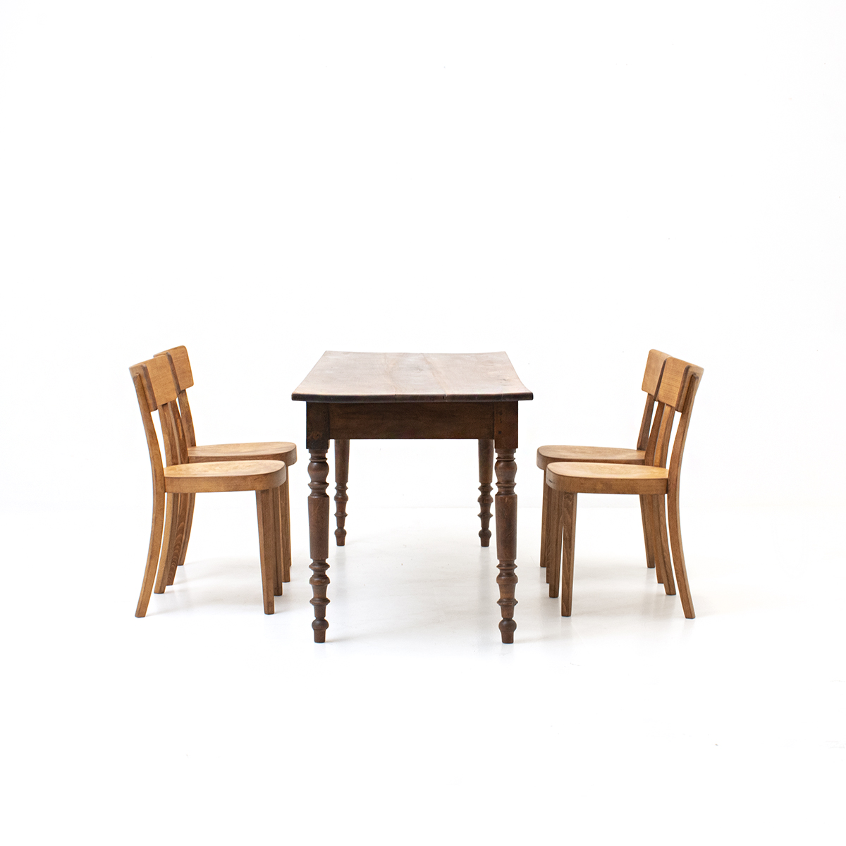 Antiker Nussbaum Tisch