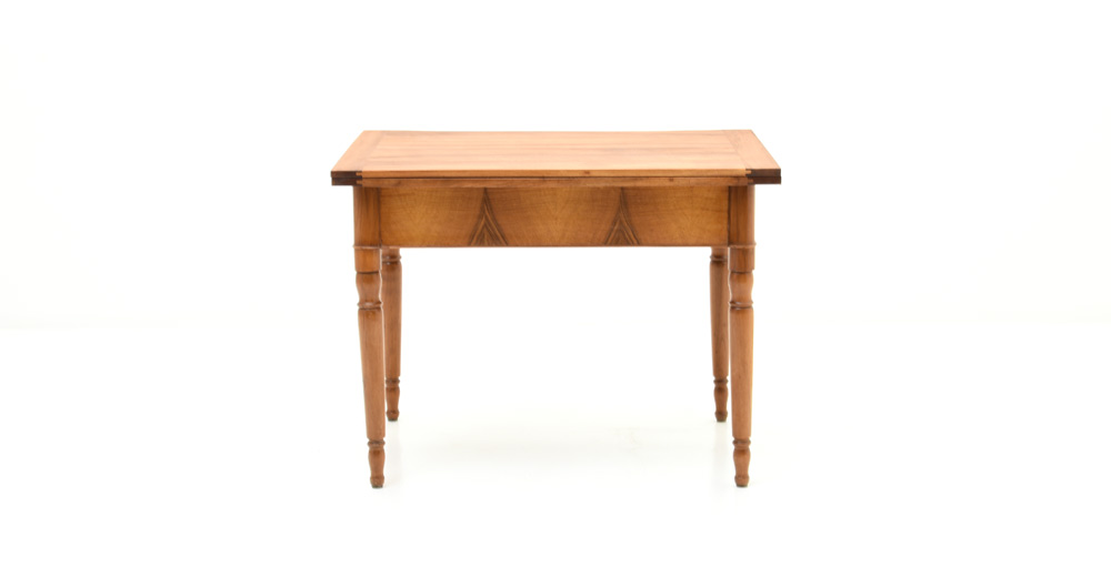 Antiker Nussbaum Tisch