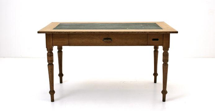 Bürotisch aus Beamtenzeiten, Holztisch, Tische