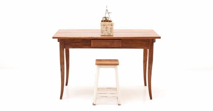 Eleganter Massivholz-Tisch, Nussbaum