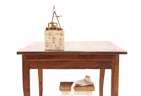 Eleganter Massivholz-Tisch, Nussbaum