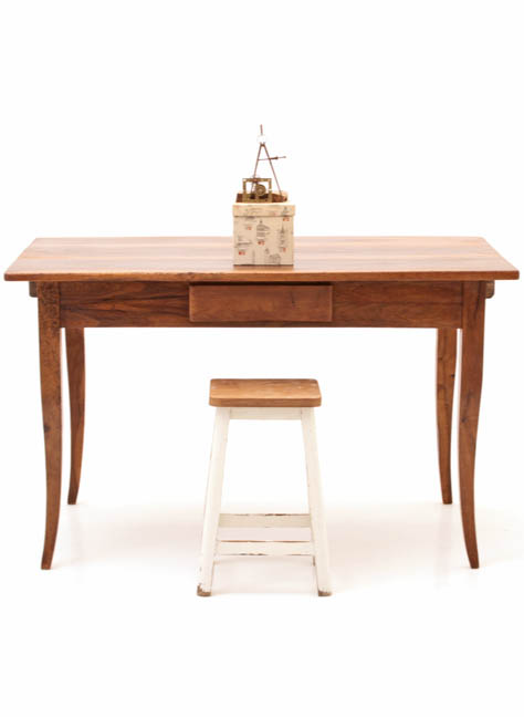 Eleganter Massivholz-Tisch, Nussbaum
