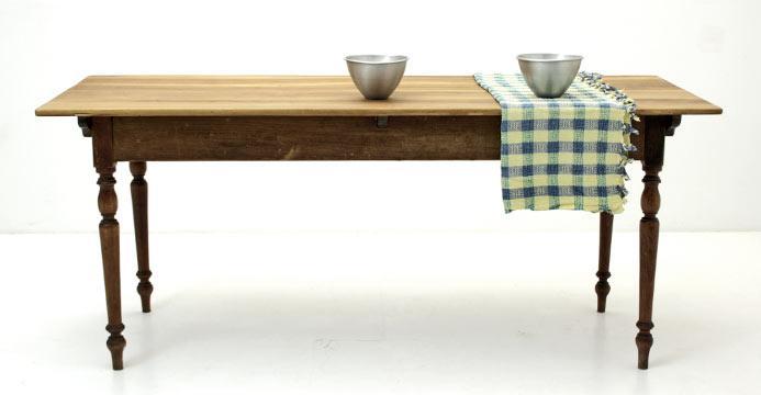 Filigraner Nussbaumtisch, Originalzustand