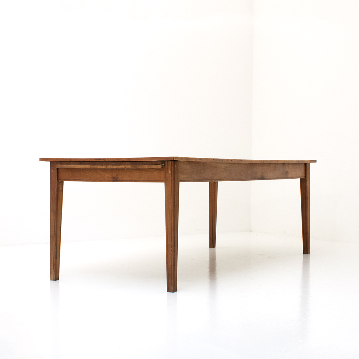 Grosser antiker Holztisch, Kirsche