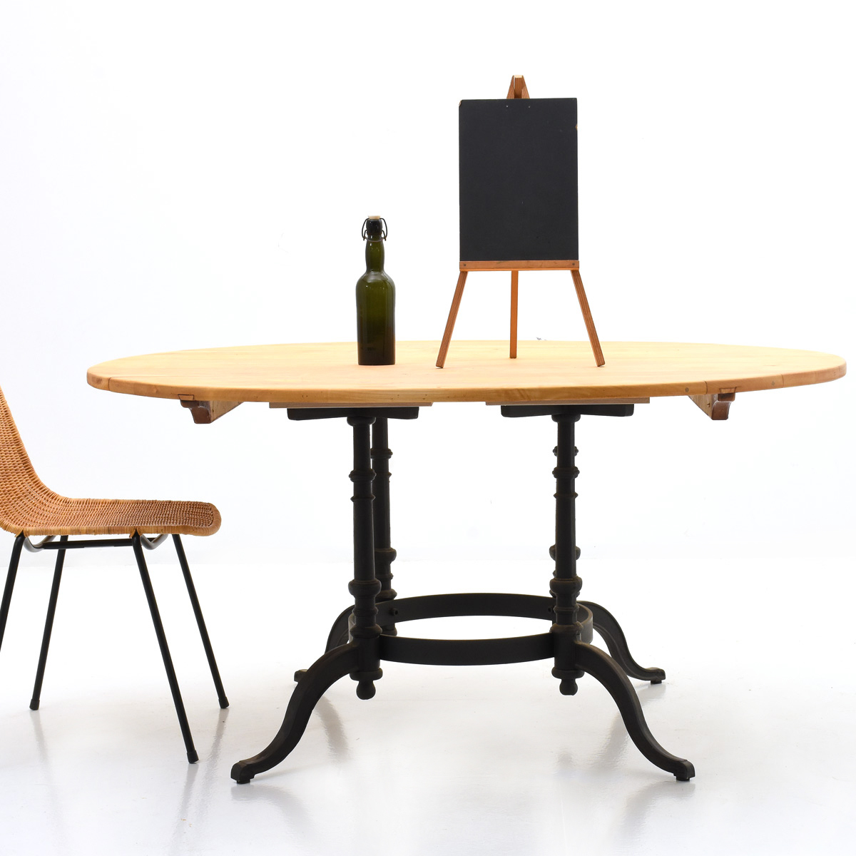Grosser runder Holztisch, Ahorn