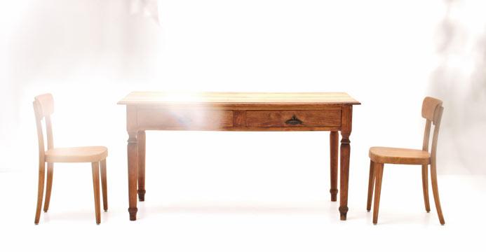 Holztisch mit 2 Schubladen