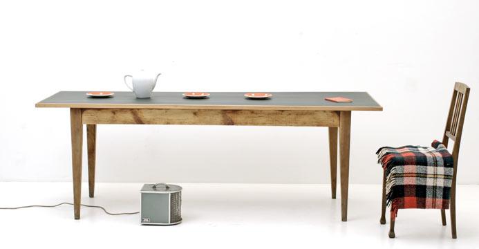 Holztisch mit Linolblatt