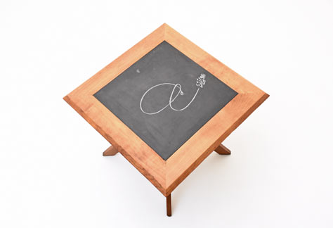 Holztisch mit Schieferplatte