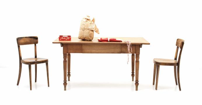 Holztisch mit Schublade