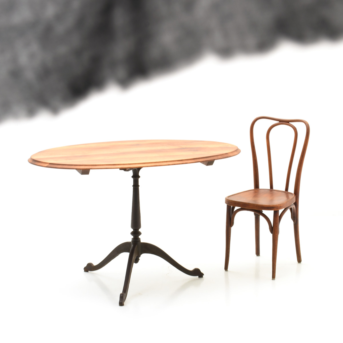 Holztisch, Nussbaum, oval