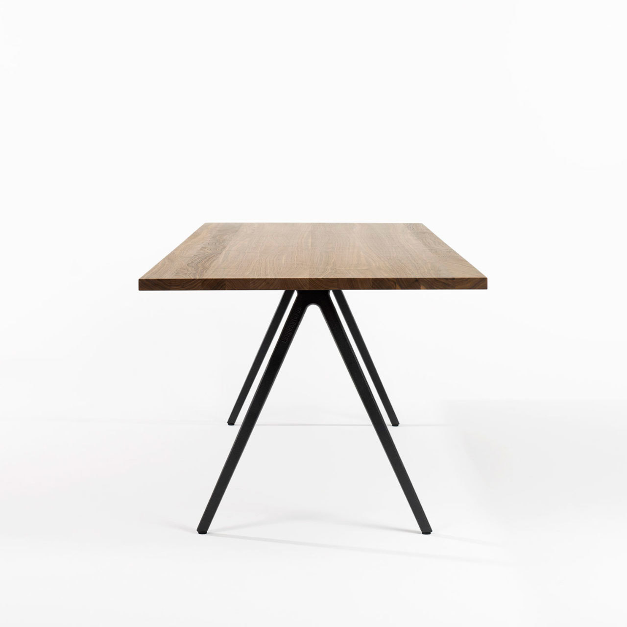 horgenglarus | t-1806 podia Tisch