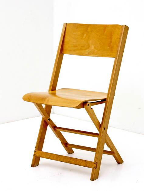 Klappstuhl mit breiter Rückenlehne