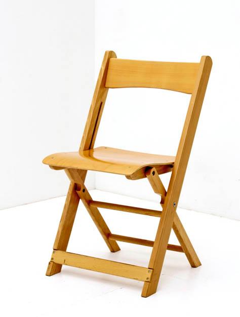 Klappstuhl mit schmaler Rückenlehne