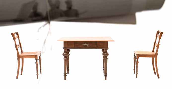 Kleiner, dunkler Holztisch