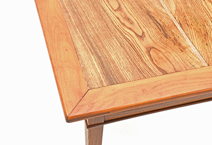 Kleiner Holztisch aus Kirschbaum und Eiche