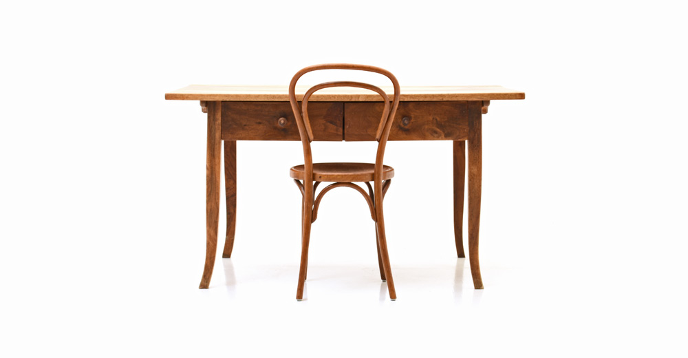 Kleiner Holztisch aus Nussbaum