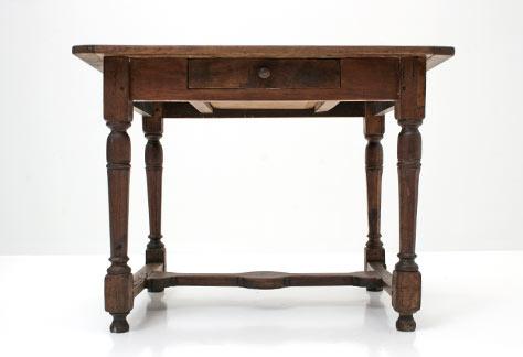 Kleiner Holztisch