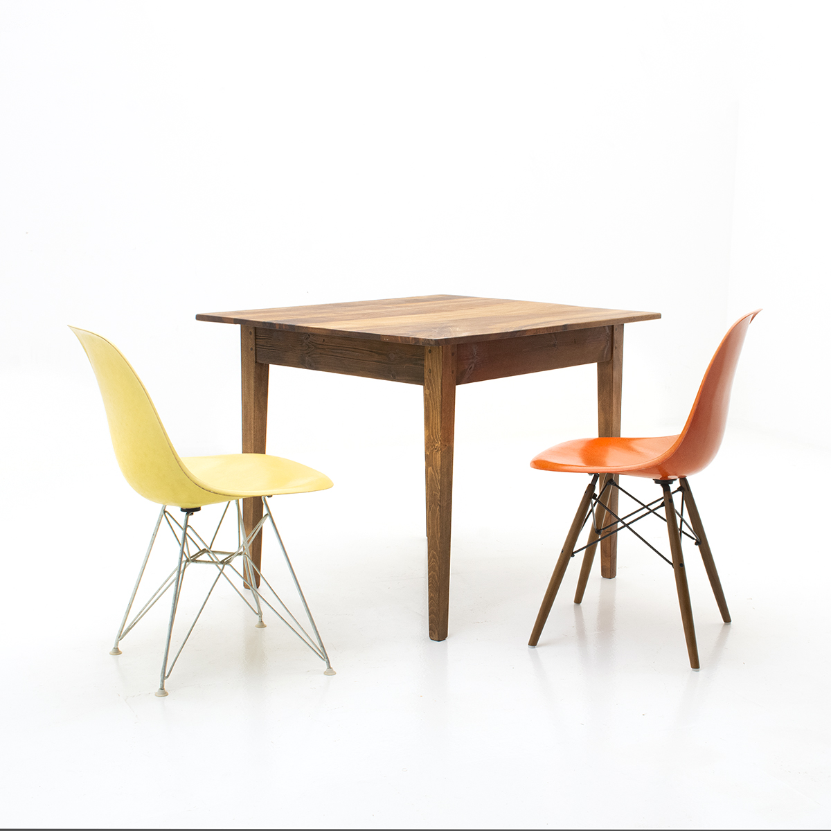 Kleiner Holztisch, Nussbaum