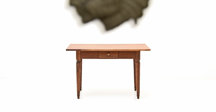 Kleiner Nussbaumtisch