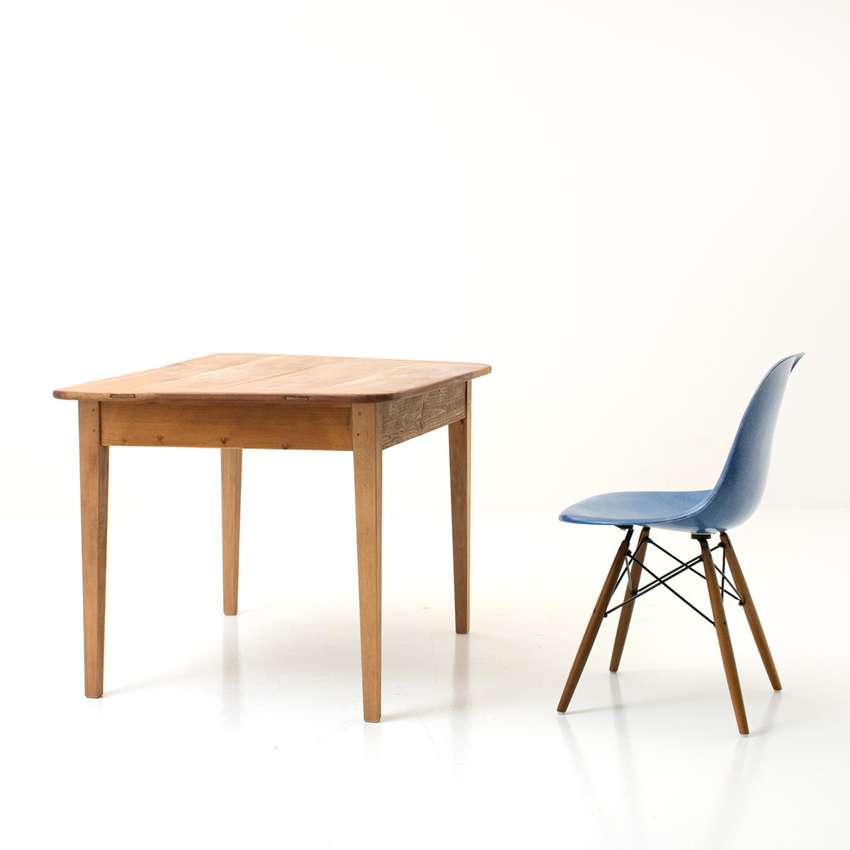 Kleiner Tisch aus Kirschbaumholz