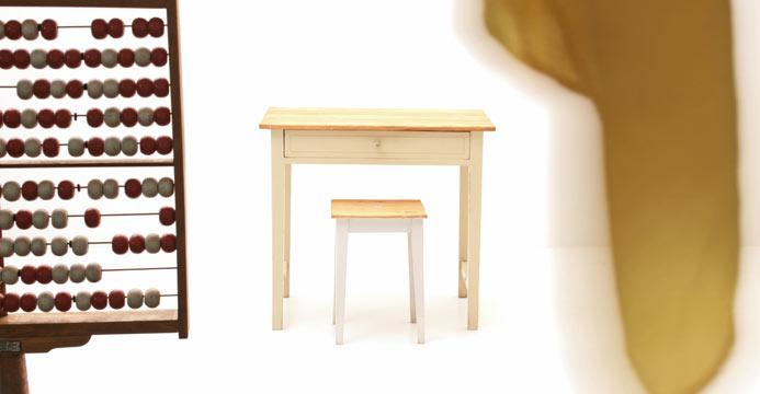 Kleiner Tisch mit passendem Hocker