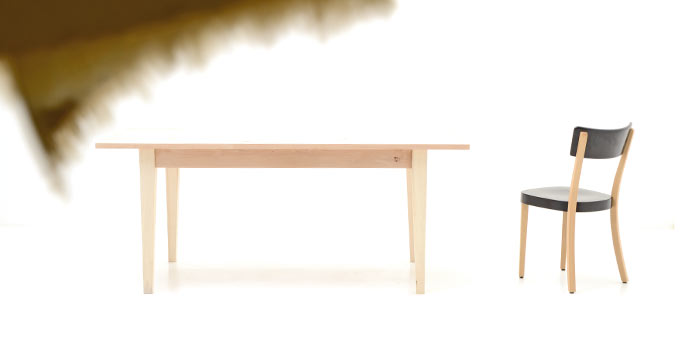 Neue Holztische aus altem Buchenholz