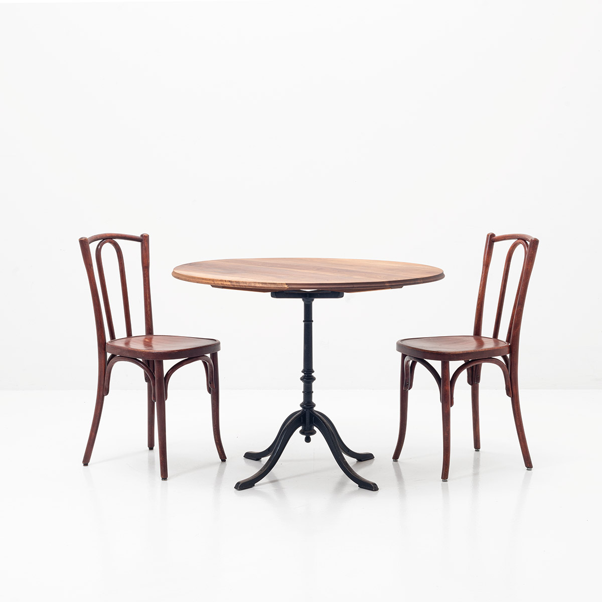 Runder Bistrotisch, Nussbaum