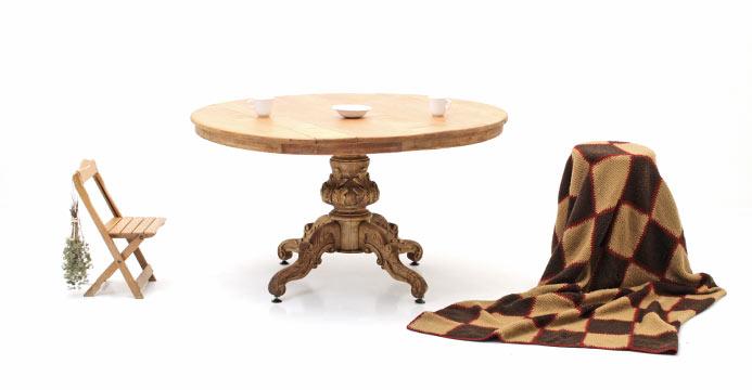 Runder Holztisch