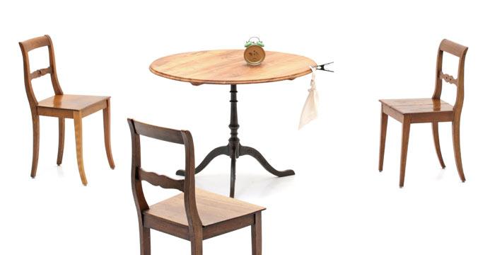 Runder Nussbaumtisch