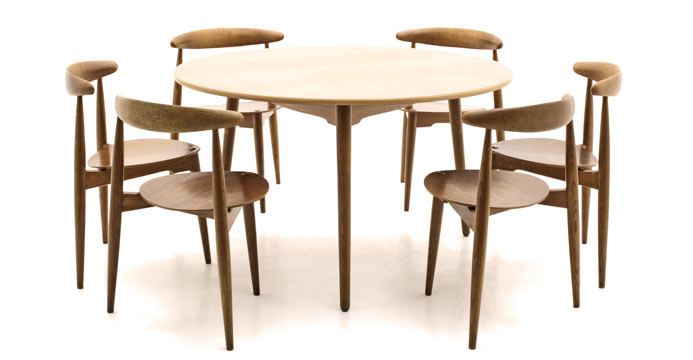 Tisch mit 6 Stühlen