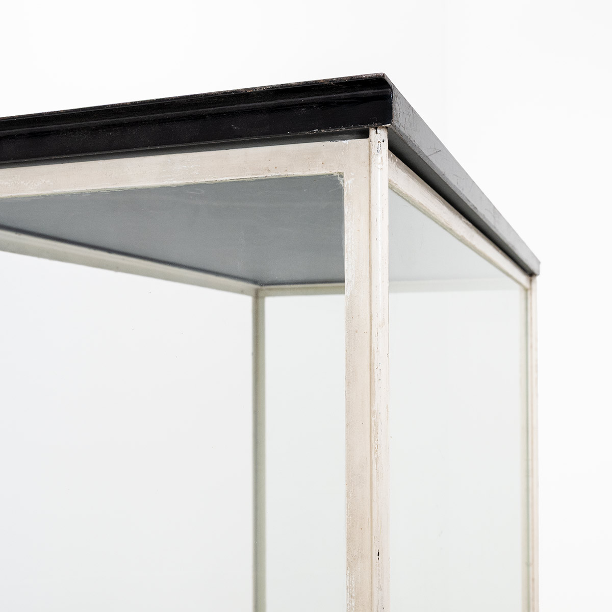 Vitrine auf Standfuss, 1930er Jahre