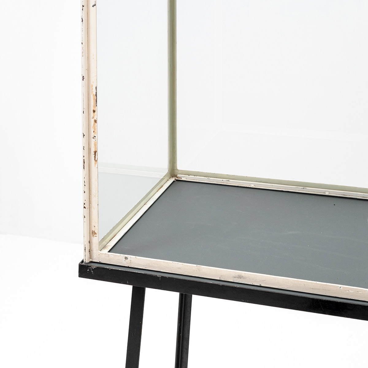 Vitrine auf Standfuss, 1930er Jahre